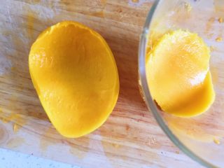 芒果牛奶布丁,可以将皮去掉，再将芒果切成小块