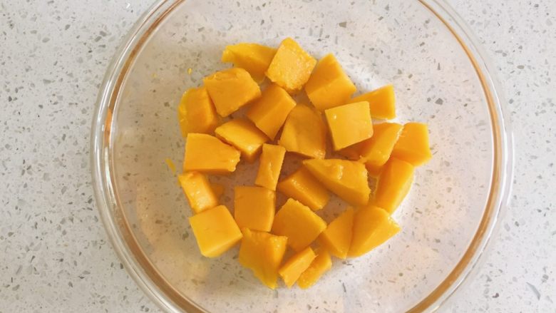 芒果牛奶布丁,切成小块的芒果放入耐冷的容器中，铺在容器最底部