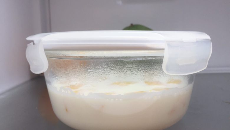 芒果牛奶布丁,放入冰箱冷藏，三至四小时