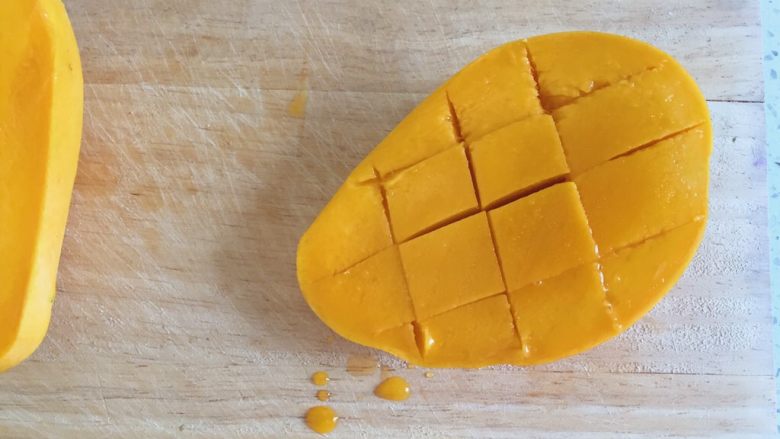 芒果牛奶布丁,方法一：半个芒果切成小块状