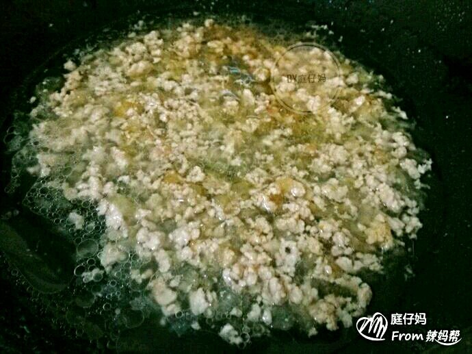 肉沫土豆泥,加少许清水煮开。