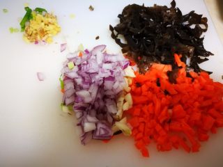 塑身益智三文鱼紫菜饭卷,将姜蒜和胡萝卜、彩椒、黑木耳、洋葱切丁，豆芽洗净备用。