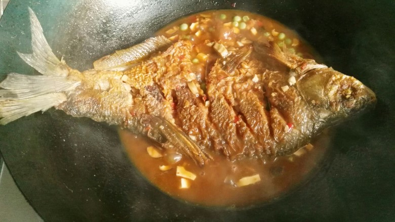 红烧武昌鱼,大约不到两分钟后把鱼翻身，炖煮另一面。
