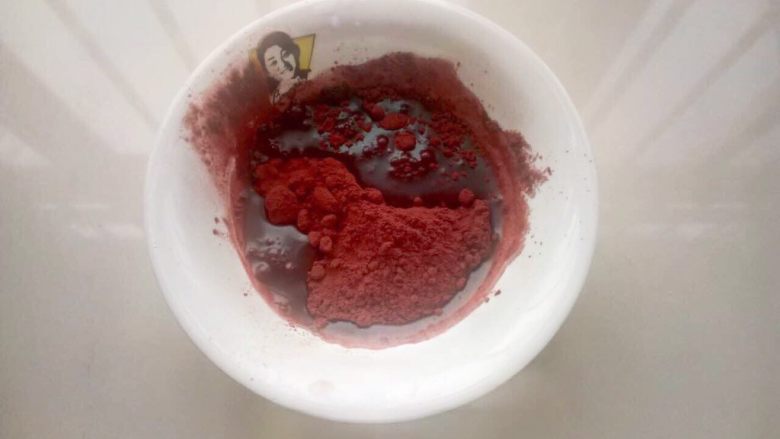 鲜花饼,用红曲粉和水混成红曲粉糊