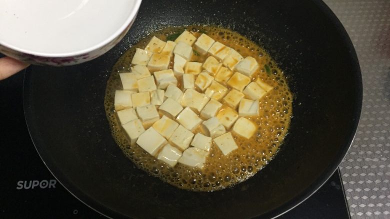 鲜虾豆腐煲,加入半碗水，烧开火