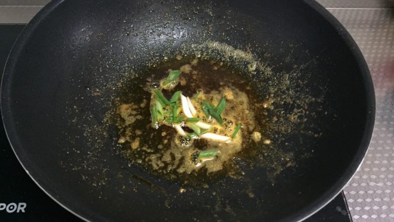鲜虾豆腐煲,开火，虾油烧热下香葱碎炸香