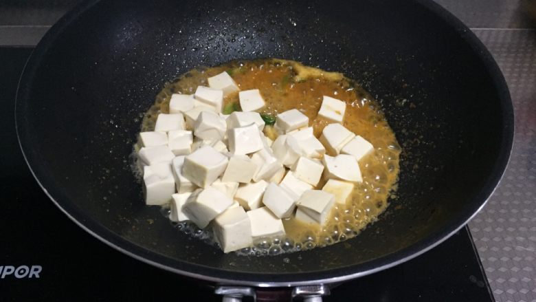 鲜虾豆腐煲,将豆腐下锅，小心翻炒均匀