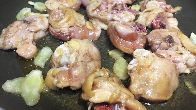照烧鸡,鸡皮对准锅底更好，这样鸡皮也会出油。而且鸡皮煎得脆脆黄黄更好。