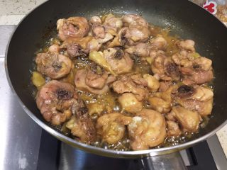 照烧鸡,煎得差不多，把刚刚腌制用的除了固体物之外的液体汁水倒入。大火收汁。
