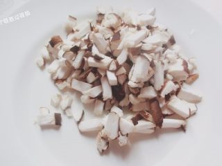 家常炸酱面,鲜香菇洗干净去蒂切成小丁