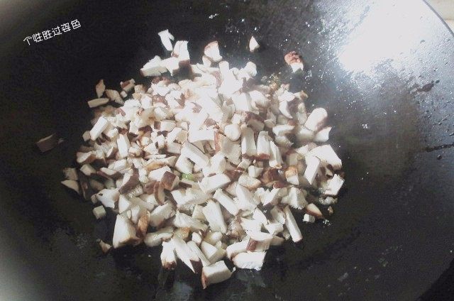 家常炸酱面,肉丁都变白后依次倒入香菇丁、葱姜，继续炒