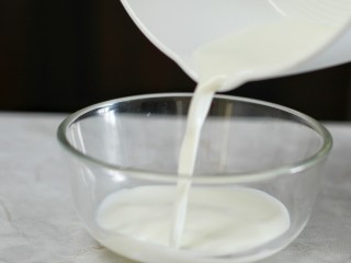 牛奶抹茶酱,牛奶A用小火加热至人体温度后倒入容器中