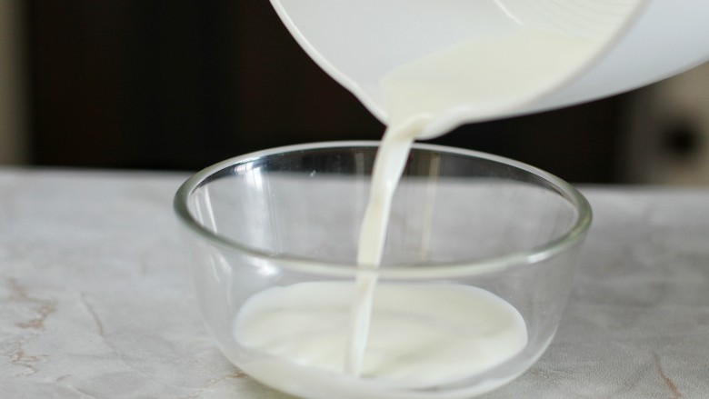 牛奶抹茶酱,牛奶A用小火加热至人体温度后倒入容器中