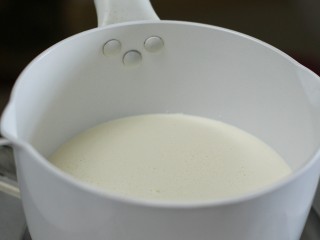 牛奶抹茶酱,奶锅中加入牛奶B、白砂糖、淡奶油