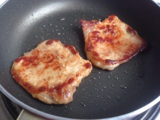 烤肉茄子三明治,煎至两面焦香