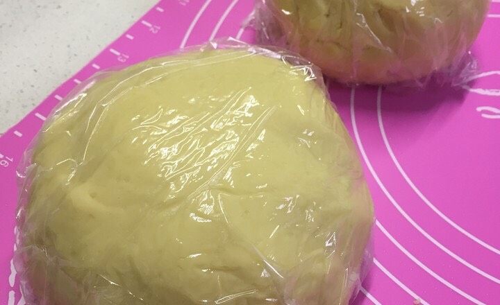 蛋黄酥（黄油版）,油皮和酥皮分别揉匀后包上保鲜膜15分钟
