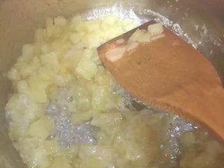 酥脆菠萝派,全程小火放入切好的菠萝丁，菠萝丁要切小一点