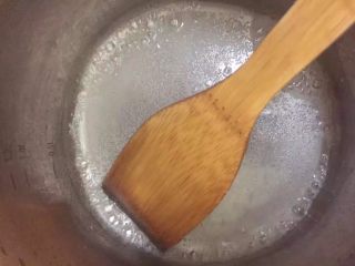 酥脆菠萝派,醒面时可以做派馅，首先加入10ml清水放入40g白糖化开