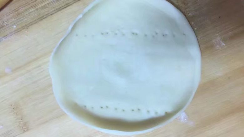 酥脆菠萝派,擀成饺子皮，一定用叉子在面皮叉两排孔，穿透，这样炸的时候不易开口