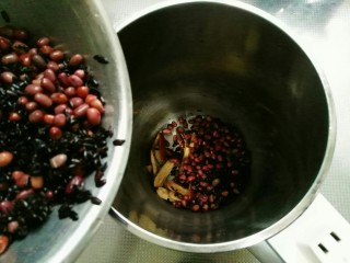 杂粮豆沙包,将浸泡好的红豆紫米倒进豆浆机，红枣去核切块