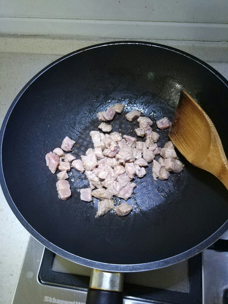 牛肉炒杏鲍菇,先将牛肉炒至变色，盛出备用