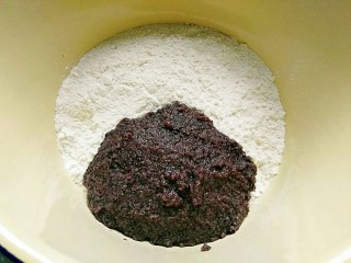 杂粮豆沙包,料理盆加入面粉，放入米糊渣