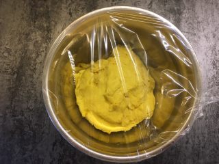南瓜荷叶饼,揉好的面团放入干净的盆中，盖上保鲜膜发酵
