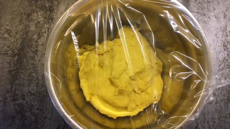 南瓜荷叶饼,揉好的面团放入干净的盆中，盖上保鲜膜发酵