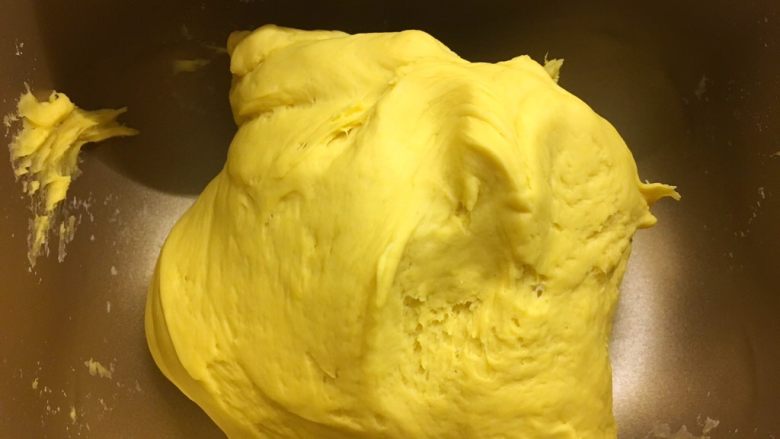 南瓜荷叶饼,反复揉捏十分钟左右，也可以放入面包机里揉