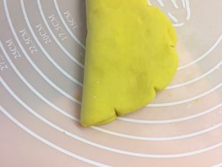 南瓜荷叶饼,用刮板将边缘按成花瓣形状