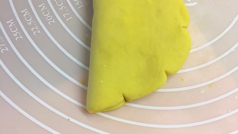 南瓜荷叶饼,用刮板将边缘按成花瓣形状