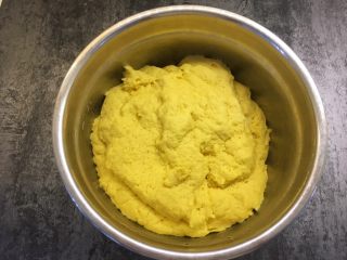 南瓜荷叶饼,面团发酵至两倍大小即可，夏天天气热，发酵时间短。