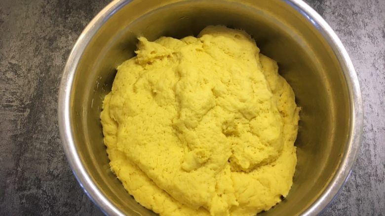 南瓜荷叶饼,面团发酵至两倍大小即可，夏天天气热，发酵时间短。