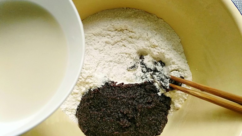 杂粮豆沙包,酵母粉用少许温水化开，倒入面粉中，搅拌呈絮状