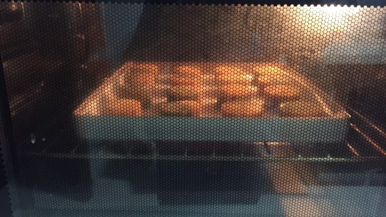 双色桃山皮月饼,送入提前预热好的烤箱，上下火155度18分钟左右。