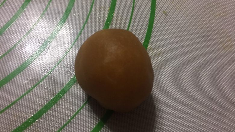 双色桃山皮月饼,内馅每个30克捏成圆球。
