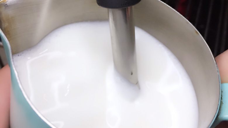 焦糖玛奇朵,用意式咖啡机（商用，家用，全自动，半自动全部可以）打奶泡，一定要打得绵密，奶泡要很厚，越厚越好。打完后静置让它分层。