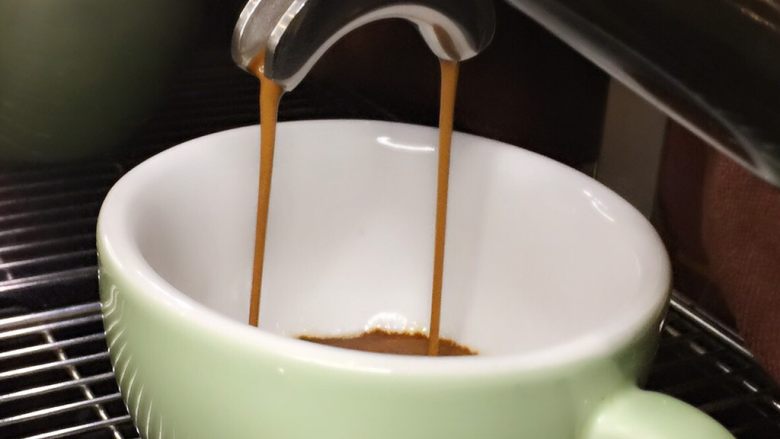 焦糖玛奇朵,用咖啡机萃取意式浓缩一份。我用的是家用半自动咖啡机，粉碗被我改过，双头出一份。