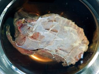 #食二星座#夏日里的一道牛肉片
,取干净锅放入牛肉跟上面的辅料