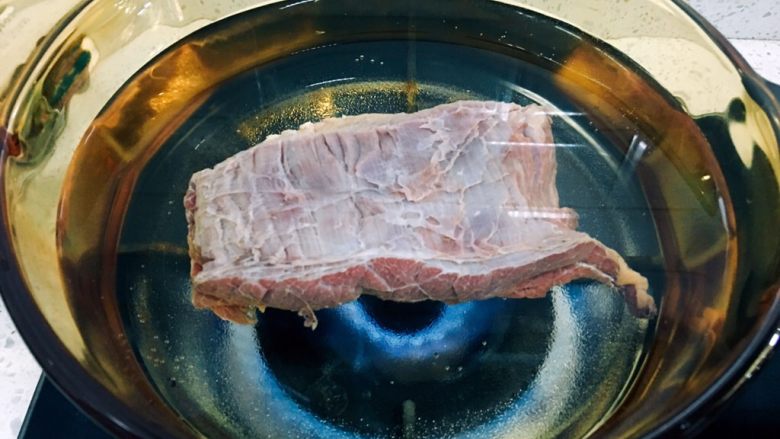 #食二星座#夏日里的一道牛肉片
,冷水锅放入牛肉烧开