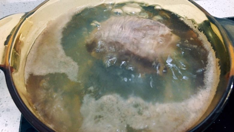 #食二星座#夏日里的一道牛肉片
,烧开的水上面浮出的一层用汤勺舀出倒掉，一直烧至不再有这层膜就可以了