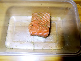 塑身益智三文鱼紫菜饭卷,将三文鱼用盐、白胡椒和料酒腌制。小贴士~在上班前腌好入冰箱冷藏，下班到家就可以煎了，而且入味特别好。