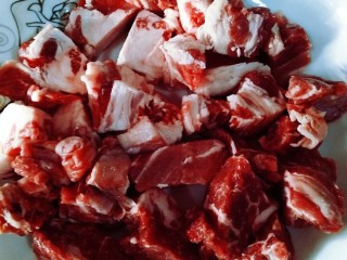 西红柿炖牛腩,牛肉切块，切成麻将大小，不要更小了，因为煮过后肉会变小，切太小就吃不到了