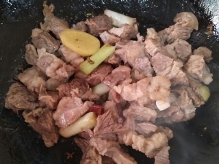 西红柿炖牛腩,然后加入牛肉，翻炒，加入半勺生抽上色