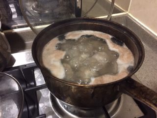 #食二星座#牛尾萝卜汤,煮开后，中火煮10分钟。会看到浮沫煮出来。