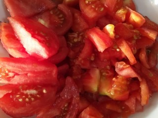 西红柿炖牛腩,西红柿两个切小丁，两个切大块，切小丁是为了煮出味道，切大块的是方便吃