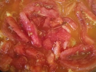 西红柿炖牛腩,重新起一个锅，加入西红柿，炒出红油