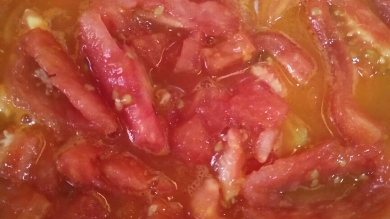 西红柿炖牛腩,重新起一个锅，加入西红柿，炒出红油