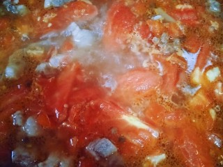 西红柿炖牛腩,然后加入刚才煮的牛腩汤里面，加入冰糖，盐调味，小火再煮40分钟