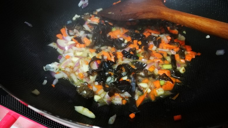 塑身益智三文鱼紫菜饭卷,锅中热油，将洋葱丁爆香，加入胡萝卜丁、黑木耳、葫芦、盐翻炒，加少许水翻炒，加入豆芽和压碎的三文鱼翻。